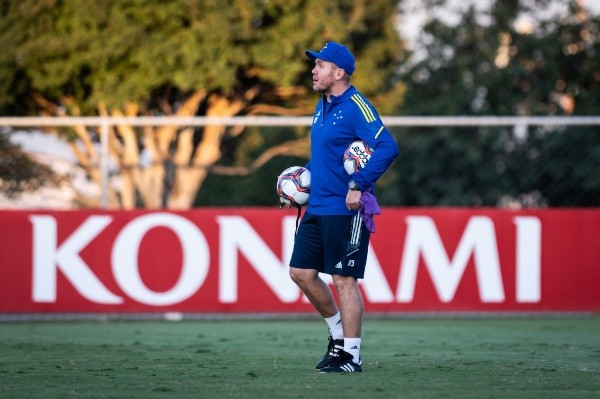 Legenda: Após quase ser negociado, Marcinho foi reintegrado e logo assumiu a titularidade com Mozart – Foto: Flickr Oficial Cruzeiro Esporte Clube – autor: Bruno Haddad