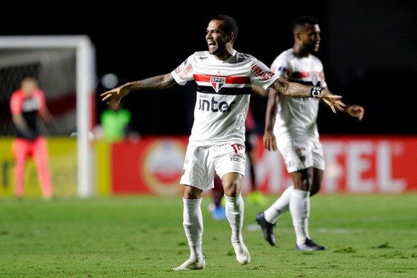 Dani Alves comemora gol do São Paulo. Foto: Getty Images