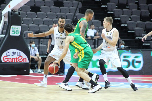 Brasil x Alemanha em quadra. (Foto: CBB - @basquetebrasil)
