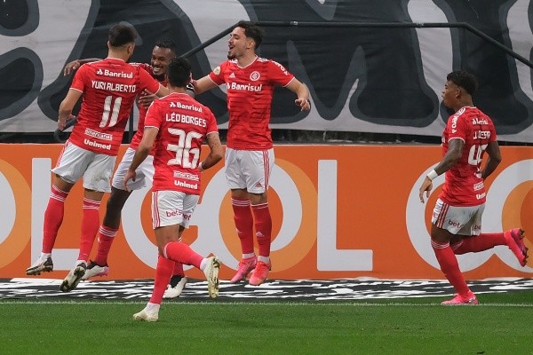 Internacional comemorando gol. (Foto: Marcello Zambrana/AGIF)