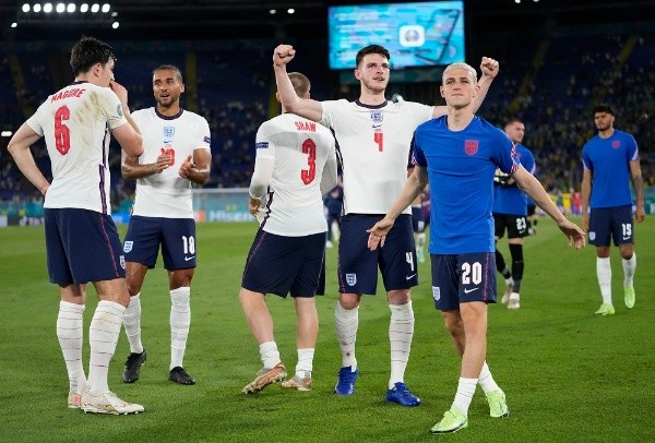 Seleção da Inglaterra comemorando a classificação para a semifinal. (Foto: Getty Images)