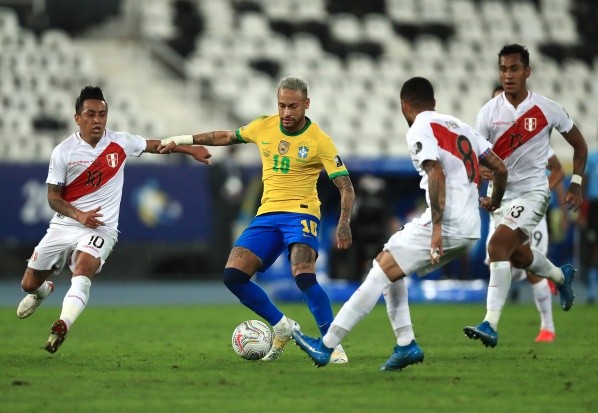 Seleção Brasileira em campo na semifinal contra o Chile. (Foto: Getty Images)