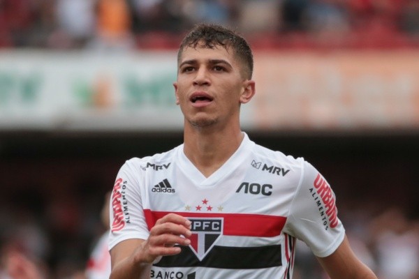 Vitor Bueno é reserva no time de Crespo e ganha salário alto no São Paulo (Foto: Marcello Zambrana/AGIF)