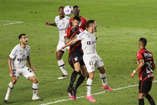 Santos em campo contra o Athletico-PR. (Foto: Fernanda Luz/AGIF)