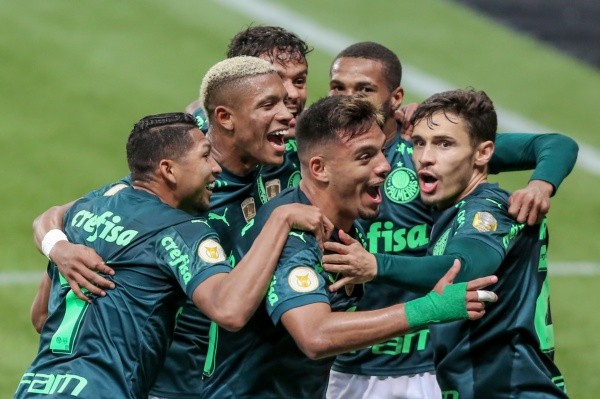 Palmeiras comemorando gol contra o Grêmio. (Foto: Marcello Zambrana/AGIF)