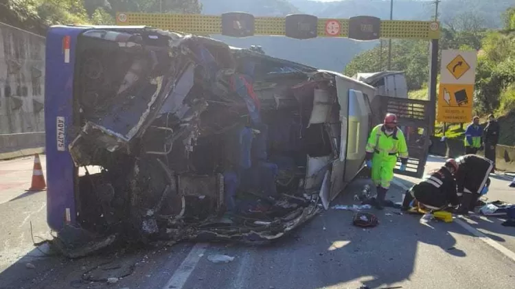 Bus de Umuarama Futsal cae en una carretera en Paraná;  accidente deja dos muertos (Foto: Policía Federal de Carreteras)