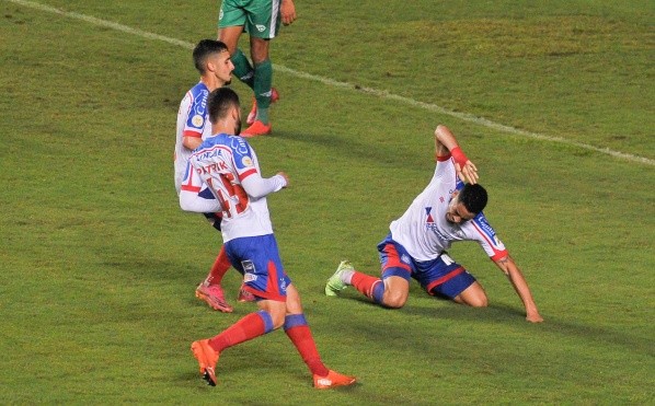 Bahia comemorando gol. (Foto: Jhony Pinho/AGIF)
