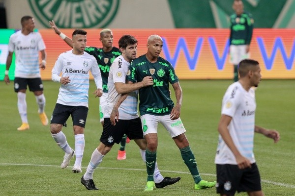 Grêmio em campo contra o Palmeiras. (Foto: Marcello Zambrana/AGIF)