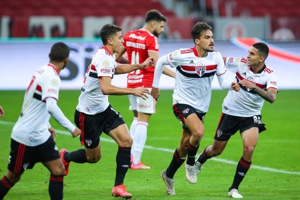 São Paulo comemorando o segundo gol contra o Internacional em sua primeira vitória no Brasileirão. (Foto: Pedro H. Tesch/AGIF)