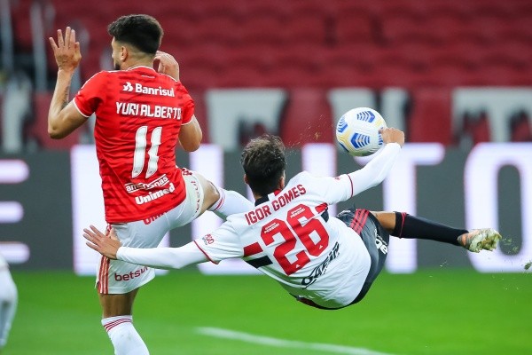 Igor Gomes durante o golaço de voleio no Beria-Rio. (Foto: Pedro H. Tesch/AGIF)