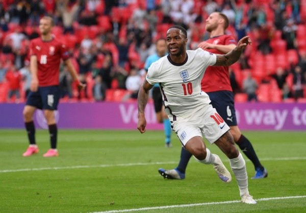 Sterling, da Inglaterra, comemora gol. Foto: Getty Images