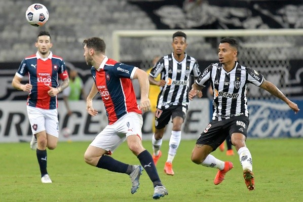 Cerro Porteño em campo contra o Atlético-MG, pela Libertadores. (Foto: Getty Images)