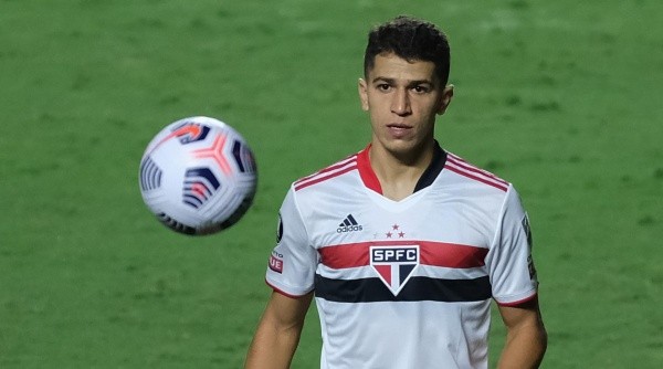 Vitor Bueno com a camisa do São Paulo (Foto: Marcello Zambrana/AGIF) Vitor Bueno com a camisa do São Paulo (Foto: Marcello Zambrana/AGIF)