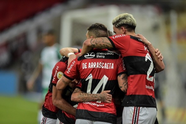 Flamengo em campo comemorando gol. (Foto: Thiago Ribeiro/AGIF)