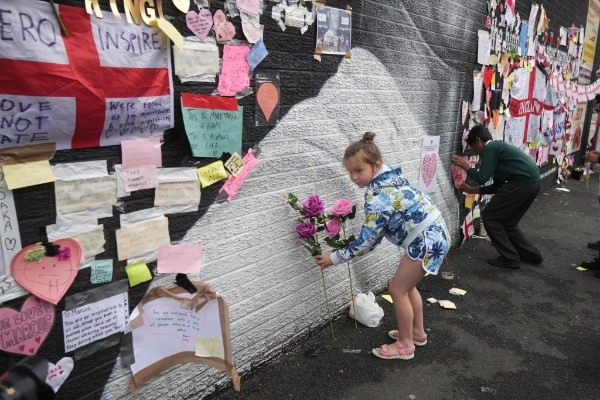 Ingleses manifestando apoio após falas racistas depois da perda do título da Euro. (Foto: Getty Images) Ingleses manifestando apoio após falas racistas depois da perda do título da Euro. (Foto: Getty Images)