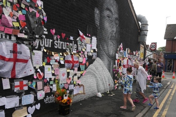 Ingleses manifestando apoio após falas racistas depois da perda do título da Euro. (Foto: Getty Images) Ingleses manifestando apoio após falas racistas depois da perda do título da Euro. (Foto: Getty Images)