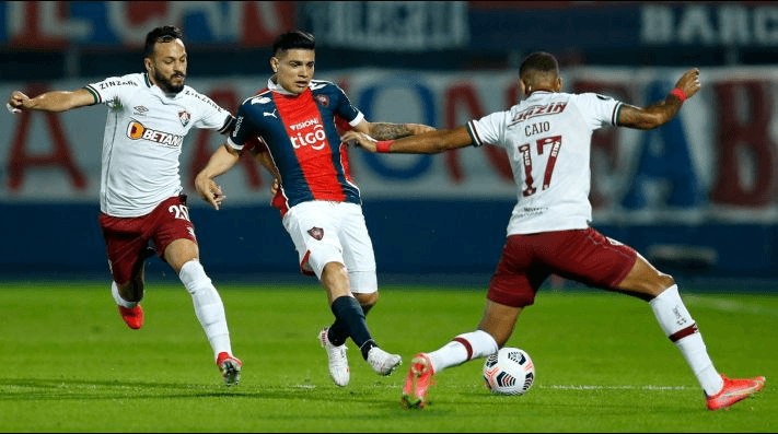 Fluminense e Cerro Porteño foi marcado por polêmicas do VAR. (Foto: Getty Images)