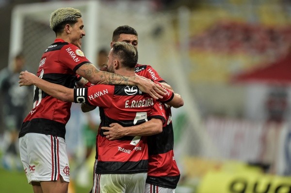 Flamengo comemorando gol. (Foto: Thiago Ribeiro/AGIF)