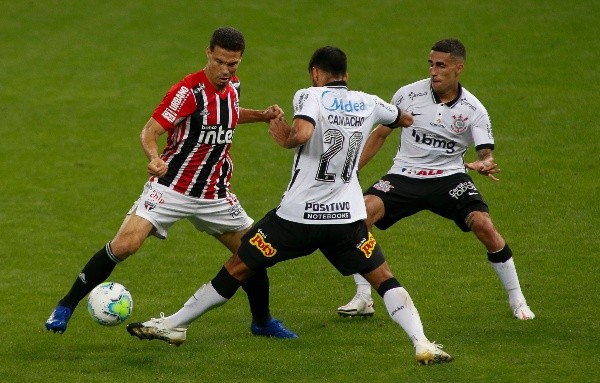 Hernanes em clássico contra o Corinthians. (Foto: Getty Images)