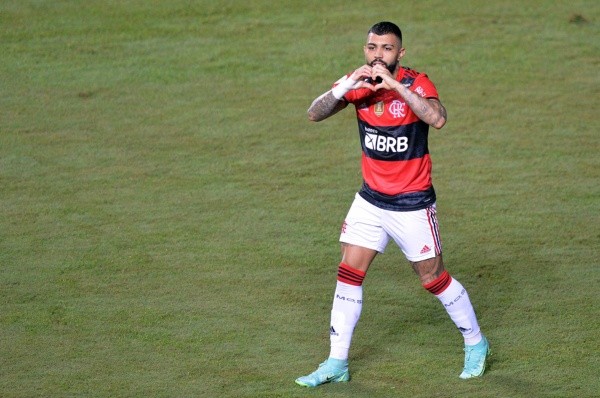 Gabigol comemorando gol com a camisa do Flamengo. (Foto: Walmir Cirne/AGIF)
