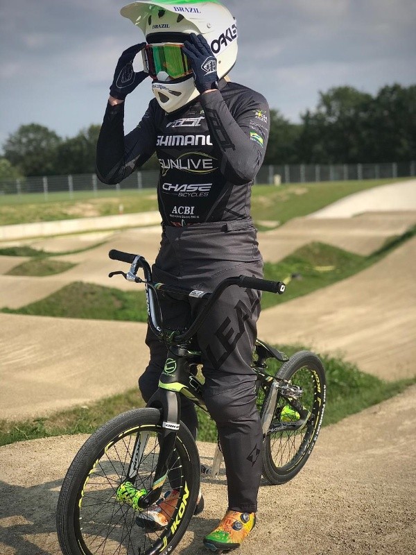 A ciclista brasileira Priscilla Stevaux, com seu kit olímpico. (Foto: Arquivo pessoal)