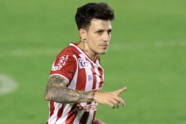 Meia Jean Carlos foi alvo do Atlético no início da última temporada e hoje faz sucesso no Náutico (Foto: Marcel Lisboa/AGIF)