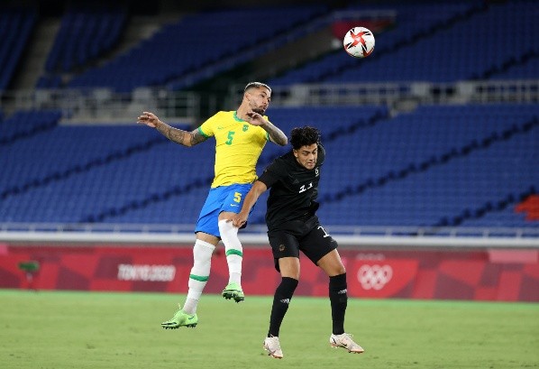 Douglas Luiz em ação contra a Alemanha Douglas Luiz em ação contra a Alemanha