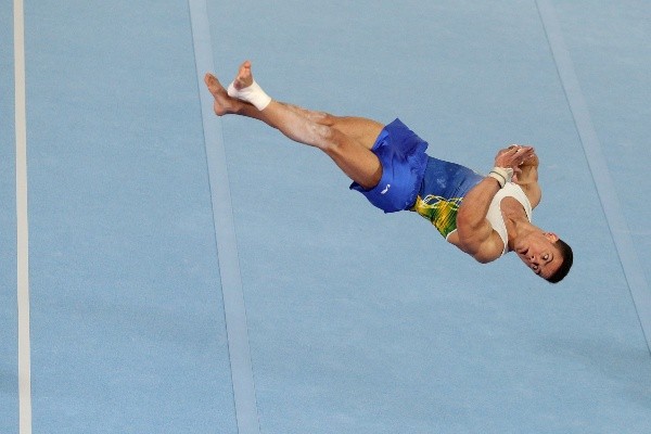 Caio Souza se classificou no salto e no individual geral | Crédito: Getty Images