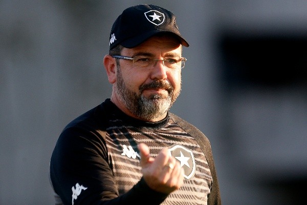 Enderson admitiu que Botafogo está ativo no mercado para reforçar elenco (Foto: Vitor Silva/Botafogo)