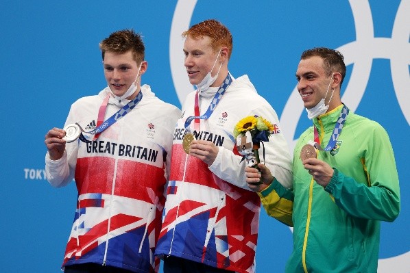 Fernando Scheffer com a medalha de bronze em Tóquio