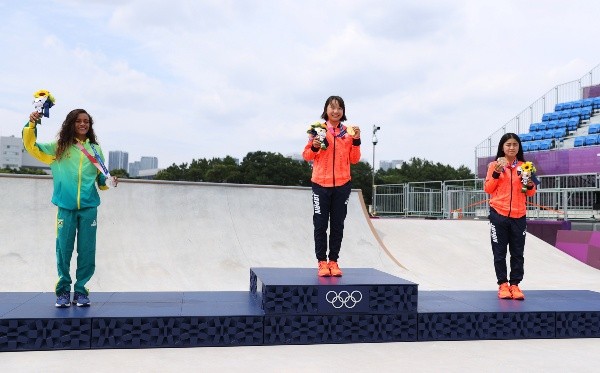 No pódio junto com Rayssa estava Momiji Nishiya, japonesa que também tem 13 anos e conquistou o ouro | Crédito: Getty Images