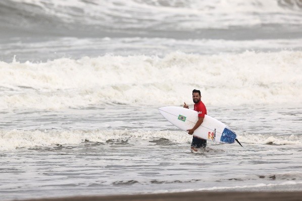 Ítalo Ferreira está nas semis do surfe