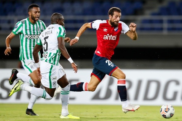Guzmán Corujo (à dir.) está no radar do Athletico para a temporada 2021 (Foto: Carlos Ortega – Pool/Getty Images)