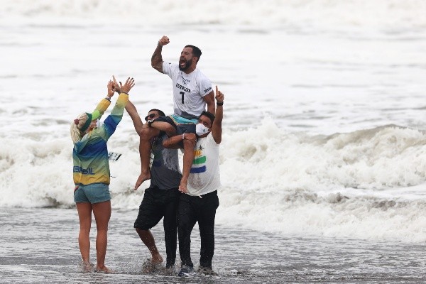 Após a conquista ele foi recebido com festa pelos companheiros que estavam na areia | Crédito: Getty Images 
