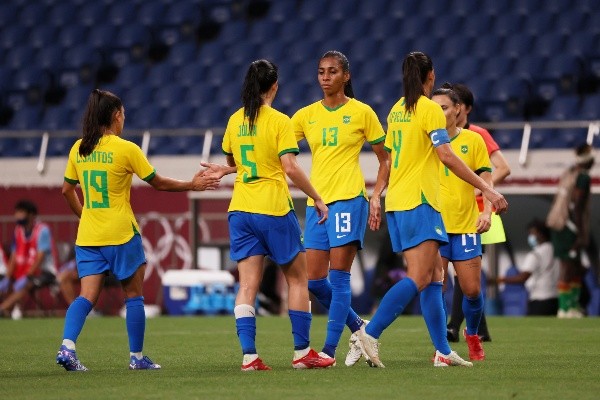 Bruna Benites cumprimentados companheiras de time