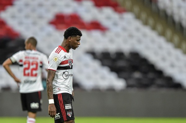 Arboleda saiu antes do intervalo com dores musculares e preocupa Crespo contra o Palmeiras (Foto: Thiago Ribeiro/AGIF)