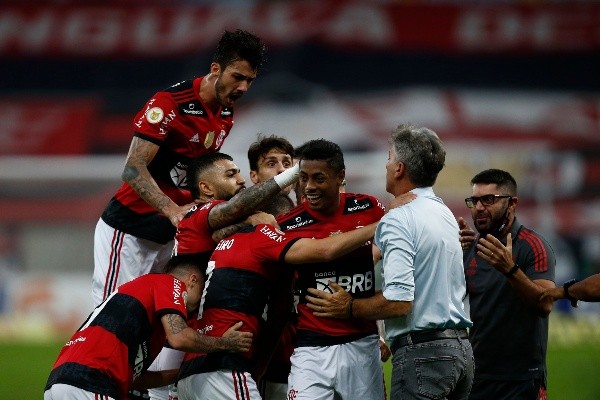 Jogadores do Flamengo comemorando gol com Renato Gaúcho. (Foto: Getty Images)