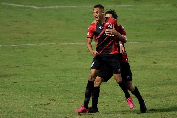 Vitinho é titular absoluto de António Oliveira nesta temporada e é alvo da Europa (Foto:Buda Mendes/Getty Images Brazil)