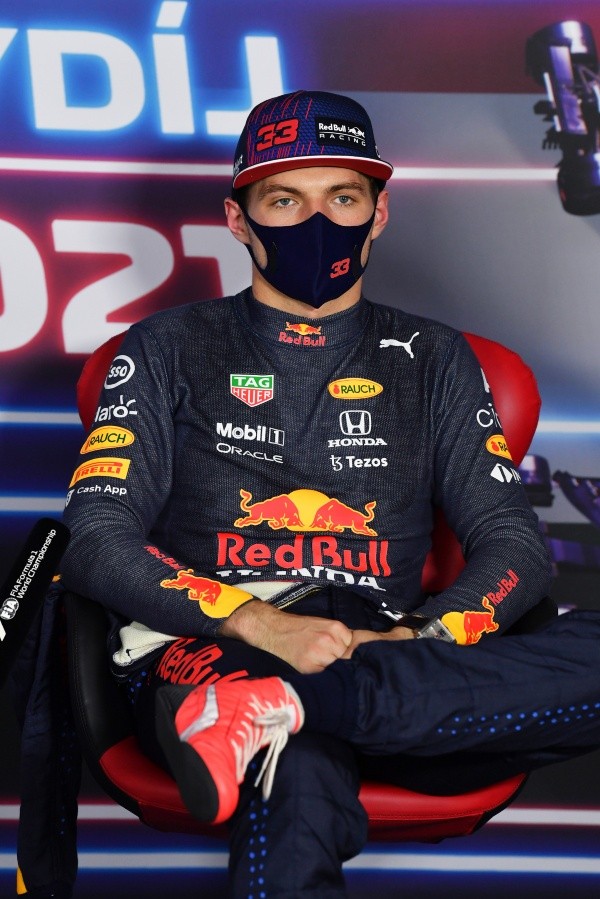 Rival na disputa pelo título, Max discorda de vaias a Hamilton