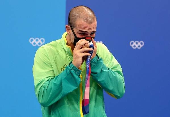 Bruno Fratus chora ao receber a medalha olímpica pela primeira vez depois de três participações
