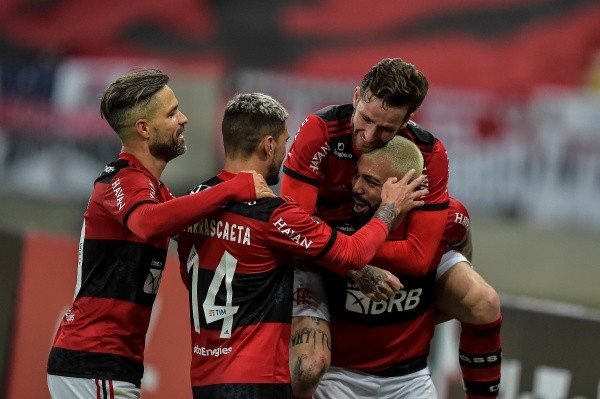 Flamengo comemorando gol. (Foto: Thiago Ribeiro/AGIF)
