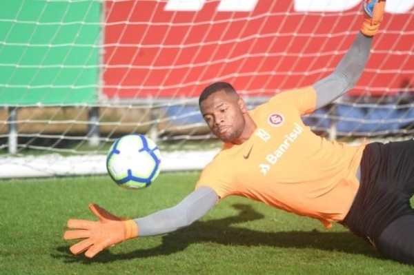 Goleiro de 2,04m defendeu Santa Cruz e Boa Esporte recentemente (Foto: Ricardo Duarte/Internacional)