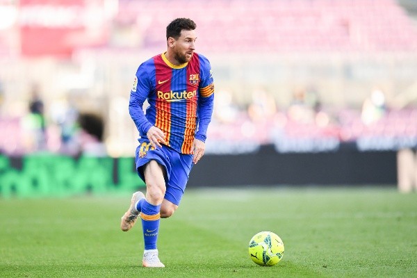 Messi em campo com o Barcelona. (Foto: Getty Images)