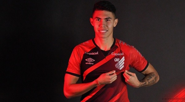 Zagueiro colombiano é o novo reforço do Athletico e assinou até junho de 2022 (Foto: Gustavo Oliveira/athletico.com.br)