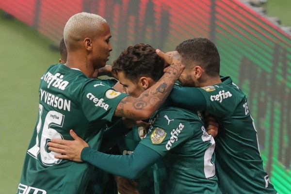 Palmeiras comemorando gol. (Foto: Marcello Zambrana/AGIF)