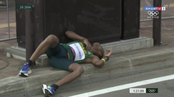 Daniel do Nascimento cai após se sentir mal Daniel do Nascimento cai após se sentir mal