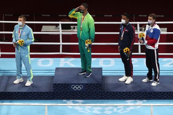 No pódio, Hebert prestou continência | Crédito: Getty Images