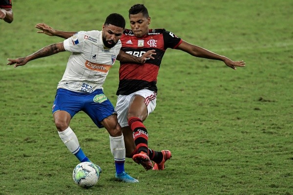 Pedro Rocha está muito próximo de retornar ao Brasil, agora por empréstimo ao Athletico (Foto: Thiago Ribeiro/AGIF)