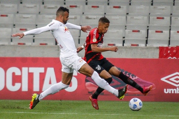 Fabrício Bruno é zagueiro titular do Massa Bruta na temporada e foi oferecido ao Galo (Foto: Gabriel Machado/AGIF)