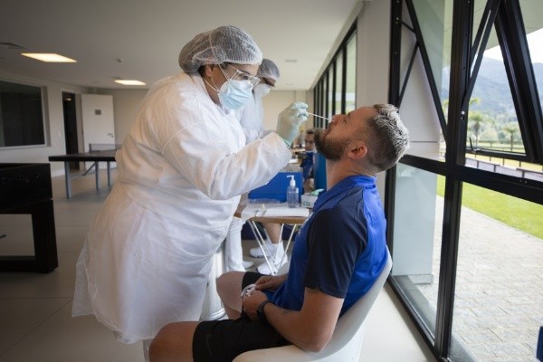 Jogadores da seleção brasileira de futsal fazendo exame de Covid-19 na Granja Comary